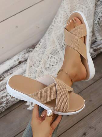 Sandálias Elegantes Minimalistas Bege Claro com Tiras Cruzadas, Confortáveis e Versáteis, Adequadas para Atividades ao Ar Livre, Caminhada, Compras, Solado Trançado Grosso