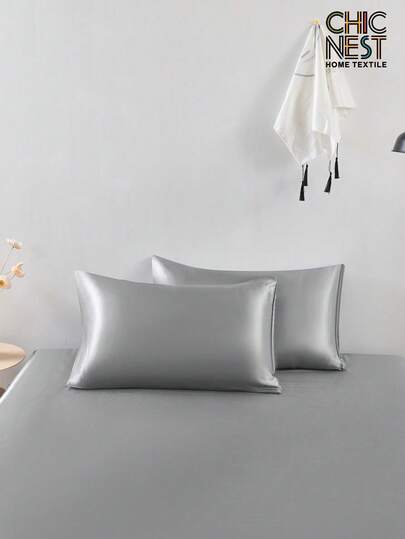 两件套缎面枕套，丝滑柔软，透气抗皱，呵护秀发和肌肤，提升睡眠质量。仅含枕套，不含枕芯，奢华缎面材质，超柔软透气，可机洗。是馈赠亲友和旅行的理想之选。信封式开口，凉爽舒适，奢华寝具枕套，超柔软酒店枕套，适用于标准双人床、大号双人床和特大号双人床。