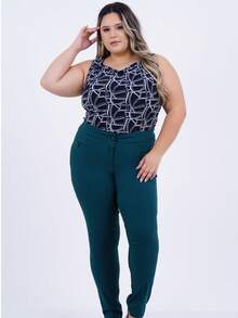 Women's Plus Size Blouse In Printed Polyester Knit Fabric, V-Neck Followed By A Cowl Neck And Sleeveless. It Has A Yoke On The Shoulders With Pleats And On The Back, A Round Neck With A Discreet Opening Finished By A Cutout.

Ideal Piece To Take In Your Travel Bag Because It Has A Wrinkle-Free Fabric!

Our Size L Has A Length Of 66 M. - 藍色 - 查看 8