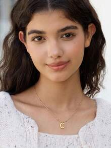 Hatastic 1件装女士迷你字母A-Z首字母项链，镀金不锈钢材质，刻字设计，美观大方，适合生日、情人节等节日作为礼物，也适合送给妈妈、母亲等作为母亲节礼物。 - 金色 - 查看 3