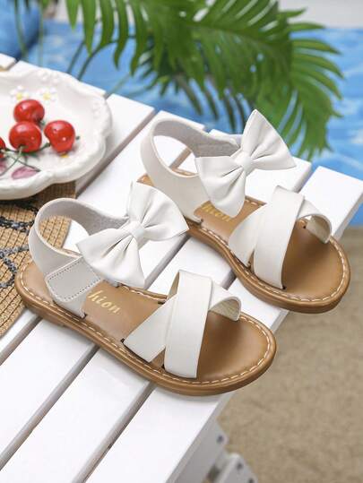2025 时尚米色女童凉鞋，采用 3D 蝴蝶结装饰，米色皮革防滑平底复古公主风凉鞋，适合 3-12 岁女孩在派对、度假或夏季郊游时作为公主鞋穿着！