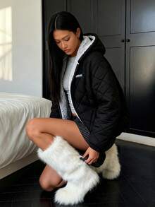 1pc/Women's pocketed reversible sheepskin coat featuring diamond quilting and a two-tone design. The hooded fur trim enhances warmth, making it ideal for outdoor wear. The reversible design warmth, making it ideal for outdoor wear. The reversible design fastens with aoneal style. versatile styling potential, serving as an excellent choice for cold weather attire. - 1pc 灰色 - 查看 5