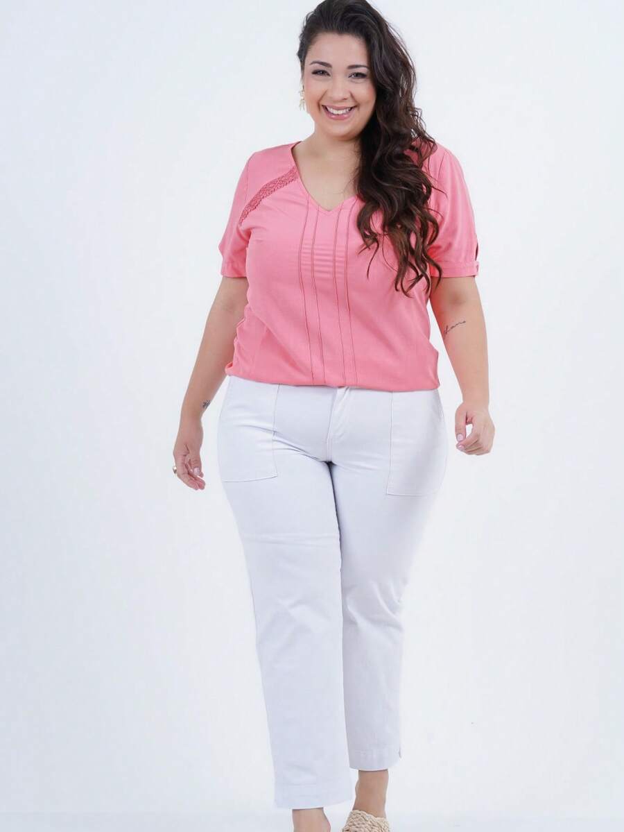 Women's Plus Size Blouse In Smooth Viscose Fabric, V-Neck And Short Sleeves With A Discreet Opening Finished With A Thin Cuff Of The Same Fabric Closed By A Button. It Has A Yoke On The Shoulders Followed By Lace Detail, Side Slits To The Hem, Pleats At Bust Height, Ribbing Detail And On The Back, A Round Neck Followed By An Opening Closed By A Button Finished By A Slit.

A Basic Piece With Details That Make A Difference!

Our Size L Has A Length Of 70 Cm. - 羅莎 - 查看 1