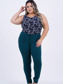 Women's Plus Size Blouse In Printed Polyester Knit Fabric, V-Neck Followed By A Cowl Neck And Sleeveless. It Has A Yoke On The Shoulders With Pleats And On The Back, A Round Neck With A Discreet Opening Finished By A Cutout.

Ideal Piece To Take In Your Travel Bag Because It Has A Wrinkle-Free Fabric!

Our Size L Has A Length Of 66 M. - 藍色 - 查看 5