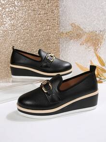 黑色荔枝纹理方形搭扣坡跟乐福鞋，一脚蹬设计，适合办公室/通勤等休闲场合，圆头英伦风百搭坡跟鞋，春秋季款