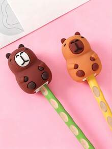 2个可爱卡比巴尔造型手动削笔器，颜色和款式随机。卡通设计，适合学校和办公室使用，可用于削铅笔和化妆刷。小巧便携，也可作为桌面削笔器使用。