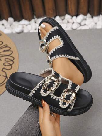 A Pair Of Women's Fashionable, Comfortable, Casual, Versatile, Woven, Textured Thick Soled Sponge Bohemian Sandals. The Thick Soled Sponge Design Is Comfortable To Wear And Looks Great With Any Outfit. It Is An Indispensable Fashion Item In Women's Shoe Cabinets.