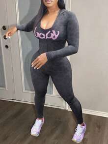 LovelyWholesale Set di due pezzi da donna composto da felpa con cappuccio a maniche lunghe con stampa leopardata e scritta, e pantaloni stampati sul retro, per l'estate