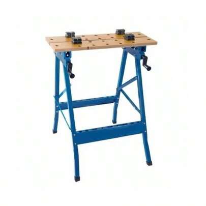 Mesa de Trabajo Portátil Plegable para Taller, Hogar y Uso Profesional – Superficie Amplia y Resistente para Proyectos de Carpintería, Herrería, Reparaciones y Manualidades – Diseño Compacto que Facilita el Transporte y Almacenamiento – Estructura Robusta con Capacidad de Carga Ideal para Herramientas y Materiales – Altura Ajustable para Mayor Comodidad en Diferentes Tareas – Patas Antideslizantes que Brindan Estabilidad en Diversos Entornos – Perfecta para Uso en Jardines, Garajes, Obras y Espacios de Trabajo Temporales – Montaje Rápido y Práctico sin Necesidad de Herramientas Especiales – Versátil para Profesionales y Aficionados que Buscan Funcionalidad y Durabilidad – Producto de Alto Desempeño que Combina Portabilidad, Resistencia y Diseño Ergonómico para Múltiples Aplicaciones