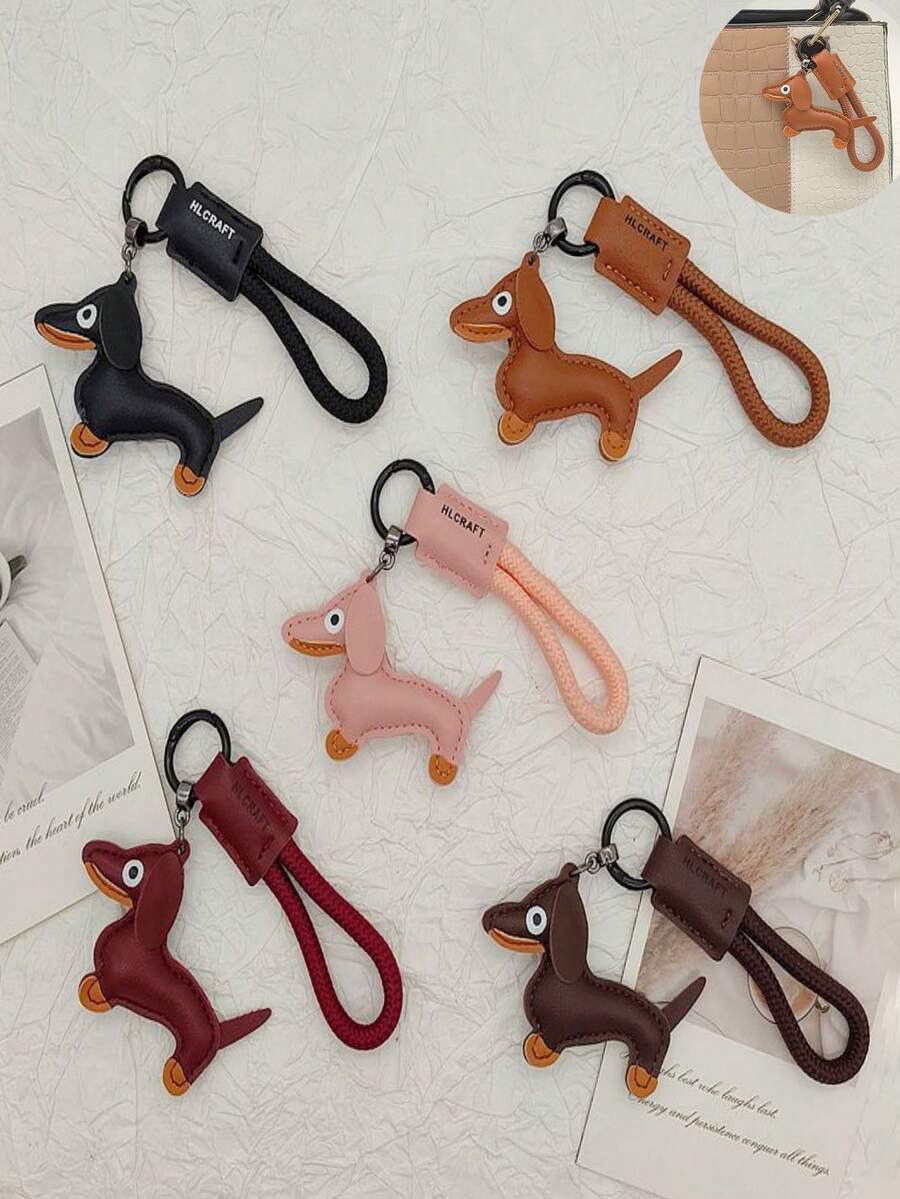 1个迷你卡通腊肠犬钥匙扣挂件，PU材质，可爱腊肠犬造型，可作腕带、车钥匙链、背包装饰、动物背包挂饰、狗狗配饰，适合母亲节、父亲节、情人节等节日作为装饰挂件小礼物