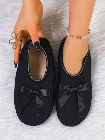 Damtofflor med halkfria mönster - Mjuka, halkfria och varma sulor, bekvämt foder, lämpliga för alla årstider, mångsidiga för yoga, dykning, dans, resor och hotellbruk, lätta att bära och maskintvättbara, perfekt present till mamma, slumpmässigt mönster