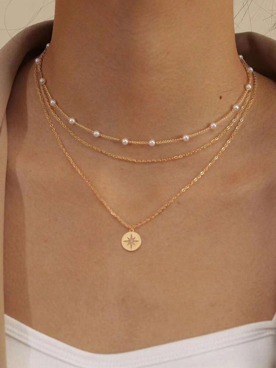 时尚叠层设计铜质圆形吊坠项链，镶嵌立方氧化锆和白色仿珍珠，适合女性日常和度假佩戴。 - 金黃色 - 查看 1