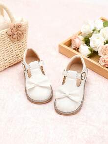 A Pair Of White Shoes With T-Strap,Metal Buckle,Bow - Leather Shoes,Oxford Shoes,Loafer Shoes,Flat Shoes Kids Shoes,Shoes,Girls Shoes,Girl Shoes,Zapatos De Niña,Toddler Girl Shoes,Kid Shoes,Zapatos Para Niñas,Shoes For Girls,Zapatos De Niño,Zapatos,Zapatos Para Niña,Kids,Shoes Kids,Zapatos De Niñas,Zapatos Para Niños,Little Girl Shoes,Zapatos Niña,Zapatos De Niños,Girls Dress Shoes,Girls,Flats,Zapatos Niñas,Toddler Girl,Shoes Girls,Loafers For Toddler & Little Girls & Little Boys | Ideal For School Day,Field Trip,After-School Playdate,Birthday Party,Family Brunch,Picnic,Church Service,Holiday Gathering,Art Class,Library Visit,Park Stroll,Weddings,Outings,Special Occasions,Christmas,New Year Celebrations - 5305 Trắng - Xem 4