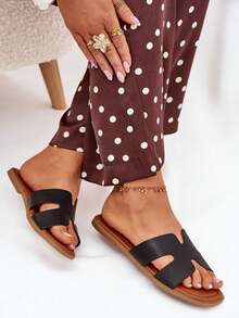 Élégantes et confortables sandales plates d'été pour femmes  synthétique avec découpes, modèle Salyra noir et marron - Noir - Voir 2