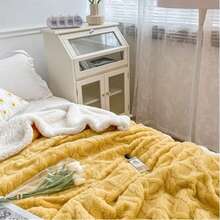 Manta de Doble Cara Blando al Tacto, Suave y Acolchonada - Aislante de Calor y Adecuada para Todas las Estaciones, Ideal para Momentos de Relax - Estilo Moderno y Minimalista con Colores Dopamina Vibrantes y Energizantes, que Iluminan Cualquier Espacio - Perfecta para el Sofa de la Sala, la Cama del Dormitorio, el Escritorio de la Oficina o Viajes - Altamente Versátil, para Crear Ambientes Acogedores y Regalo Inolvidable - Amarillo - Ver 4