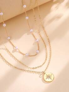 时尚叠层设计铜质圆形吊坠项链，镶嵌立方氧化锆和白色仿珍珠，适合女性日常和度假佩戴。 - 金黃色 - 查看 2