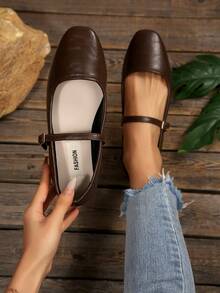 女士棕色搭扣装饰简约芭蕾平底鞋，时尚优雅的玛丽珍鞋，适合春、秋、冬四季穿着，柔软鞋底设计舒适，适合工作、学生、休闲、旅行、优雅场合，经典百搭，柔软舒适，穿着体验极佳，母亲节礼物之选。 - 棕色 - 查看 3