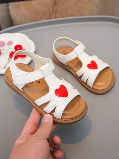 2025 Fashionable Beige Girls' Sandals, Decorated With Red Heart, Beige Leather Non-Slip Flat Retro Princess Style Sandals, Suitable For Girls Aged 3-12 To Wear As Princess Shoes For Parties, Vacations Or Summer Outings!
