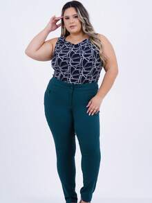 Women's Plus Size Blouse In Printed Polyester Knit Fabric, V-Neck Followed By A Cowl Neck And Sleeveless. It Has A Yoke On The Shoulders With Pleats And On The Back, A Round Neck With A Discreet Opening Finished By A Cutout.

Ideal Piece To Take In Your Travel Bag Because It Has A Wrinkle-Free Fabric!

Our Size L Has A Length Of 66 M. - 藍色 - 查看 7
