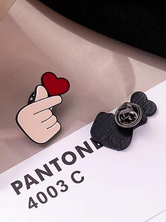 1pc Cute Cartoon Heart Hand Gesture Metal Brooch - Red And White Fingers Pointing To Heart Symbol, Couple's Bag Accessory, Perfect Valentine's Day Gift