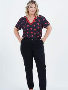 Women's Plus Size Short Sleeve Blouse With Kiss Design - 黑色 - 查看 9