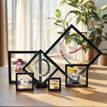 صندوق تخزين عائم مصنوع من مادة البولي إيثيلين. مناسب لتخزين الخواتم والقلائد والساعات والأقراط وغيرها من المجوهرات. يمكن أيضًا استخدامه لتخزين الشارات والأصداف التذكارية والأحجار التذكارية وغيرها من المجموعات الشخصية.