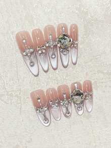 奢华全钻美甲，尽在指尖！10片手工美甲贴片，椭圆形长尖甲型，搭配闪亮薰衣草色湿润猫眼法式美甲贴片，饰以手工粘贴的大号K9水钻，打造高端奢华造型。完美适用于约会、朋友聚会，或作为节日礼物赠送亲友。可重复使用的手工按压式美甲套装，包含果冻胶和迷你指甲锉。美甲用品 手工按压式美甲贴片 - 淡紫色 - 查看 2