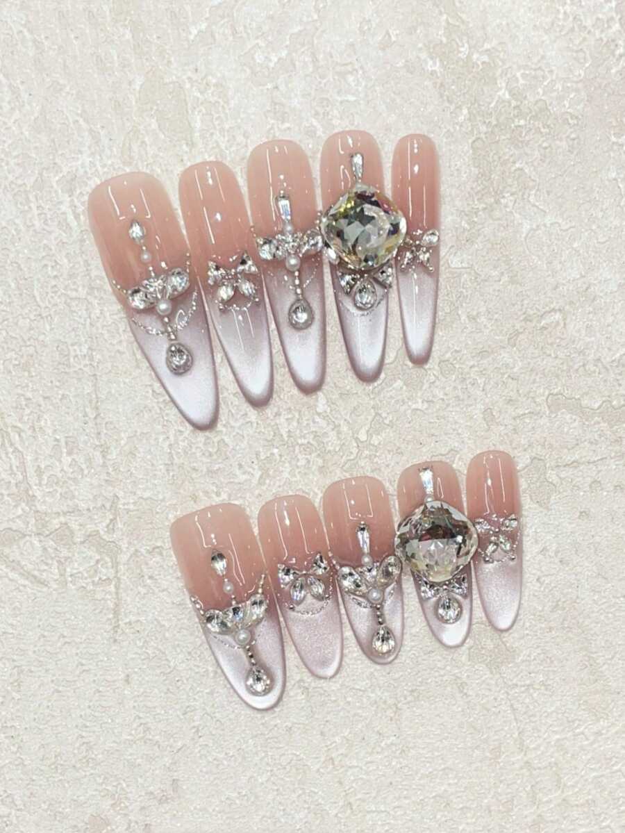 奢华全钻美甲，尽在指尖！10片手工美甲贴片，椭圆形长尖甲型，搭配闪亮薰衣草色湿润猫眼法式美甲贴片，饰以手工粘贴的大号K9水钻，打造高端奢华造型。完美适用于约会、朋友聚会，或作为节日礼物赠送亲友。可重复使用的手工按压式美甲套装，包含果冻胶和迷你指甲锉。美甲用品 手工按压式美甲贴片