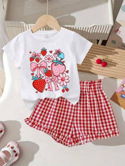 两件套女童可爱甜美草莓蝴蝶结印花套装，柔软T恤搭配红色格子短裤，适合春夏日常穿着