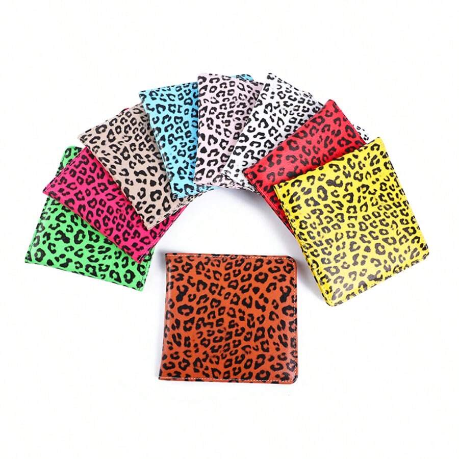 Un soporte para tarjetas con estampado de leopardo elegante, disponible en 8 colores. Diseño compacto y portátil, perfecto para guardar tarjetas bancarias, de transporte y otras tarjetas. Llamativo y duradero, un imprescindible para salidas diarias. - Multicolor - Ver 1