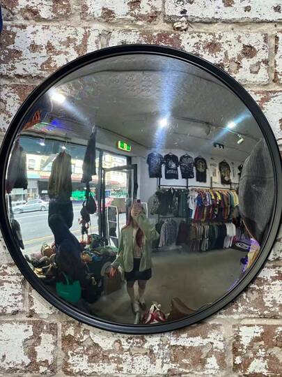 1pc Elegant Decorative Convex Round Mirror - Full Body Plastic Wall Decor Mirror, Suitable For Living Room And Bedroom, No Electricity Needed, No Feathers, Horizontal Wall Mounted Mirror. Ideal For Trying On Clothes, Room Decor, Gift For Ladies, Christmas Gift, Wall Mirror, Bedroom Mirror.