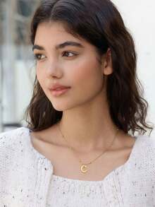 Hatastic 1件装女士迷你字母A-Z首字母项链，镀金不锈钢材质，刻字设计，美观大方，适合生日、情人节等节日作为礼物，也适合送给妈妈、母亲等作为母亲节礼物。 - 金色 - 查看 5