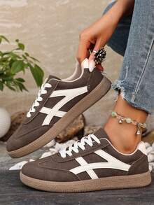 Giày thể thao nữ dáng suông phối màu tương phản, phong cách preppy, cỡ lớn EUR36-EUR43, buộc dây, phối màu nâu, đế bằng, thời trang retro, giày chạy bộ ngoài trời. - màu nâu - Xem 2