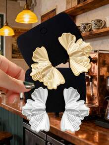 Betykuku 2 pares de pendientes de botón con diseño de hoja de árbol en dorado y plateado, para uso diario, regalo para mujeres y niñas - Mariposa B - Ver 3