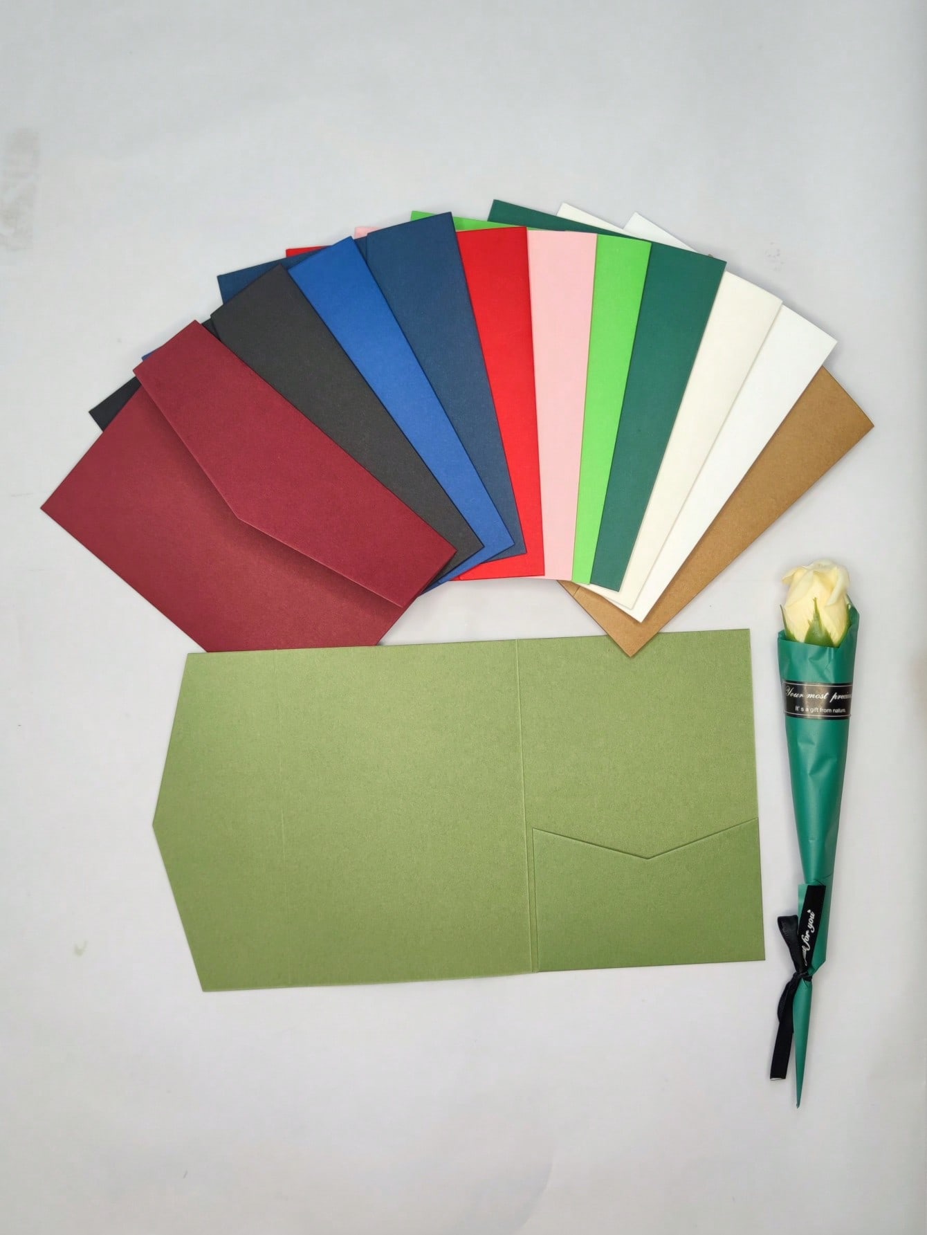 Luxury invitation cards with a simple design, envelopes, invitations, made of high-quality luxurious paper weighing 250 grams