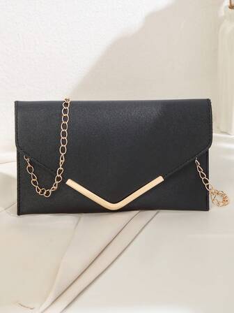 Elegancka, minimalistyczna, czarna kopertówka na ramię, idealna na imprezę lub wesele