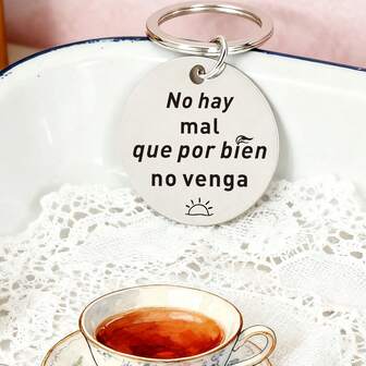 1pc Spanish Inspirational Quote Keychain, "No Hay Mal Que Por Bien No Venga", Stainless Steel Mirror Finish Durable Pendant, Elegant Accessory, Gift For Friends, Family, Coworkers, Spouse, Suitable For Parties, Dinners, Birthdays, Christmas