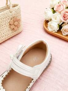 A Pair Of White Shoes With Bow - Leather Shoes,Oxford Shoes,Loafer Shoes,Flat Shoes Kids Shoes,Shoes,Girls Shoes,Girl Shoes,Zapatos De Niña,Toddler Girl Shoes,Kid Shoes,Zapatos Para Niñas,Shoes For Girls,Zapatos De Niño,Zapatos,Zapatos Para Niña,Kids,Shoes Kids,Zapatos De Niñas,Zapatos Para Niños,Little Girl Shoes,Zapatos Niña,Zapatos De Niños,Girls Dress Shoes,Girls,Flats,Zapatos Niñas,Toddler Girl,Shoes Girls,Loafers For Toddler & Little Girls & Little Boys | Ideal For School Day,Field Trip,After-School Playdate,Birthday Party,Family Brunch,Picnic,Church Service,Holiday Gathering,Art Class,Library Visit,Park Stroll,Weddings,Outings,Special Occasions,Christmas,New Year Celebrations - 5323白色 - 查看 5