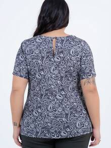 Women's Plus Size Blouse In Printed Viscose Fabric, U-Neck And Short Sleeves. Features Embroidered Facing Detail, Pleats At The Bust And Back, Round Neck Followed By A Button Closure Finished With A Cutout.

An Ideal Piece To Complete Your Winter Looks.

Our Size L Has A Length Of 69 Cm. - 綠色 - 查看 3