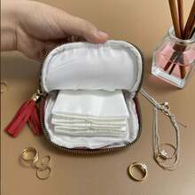 1 حقيبة تخزين مجوهرات فاخرة، متعددة الطبقات مع إغلاق سحاب وزخرفة شرابة - بطانة ناعمة، حقيبة سفر محمولة، تحتفظ بالأساور والساعات والأقراط - هدية أنيقة للنساء/الأم