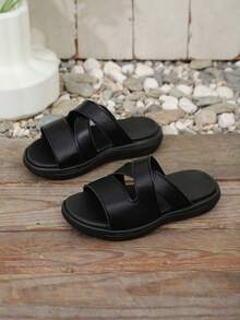 1双黑色加大码幼儿凉鞋，柔软舒适的PU皮革，简约经典的交叉绑带设计，圆头，厚底，时尚可爱的沙滩拖鞋，适合3-12岁男孩女孩，日常、度假、旅行、派对、春夏穿着。