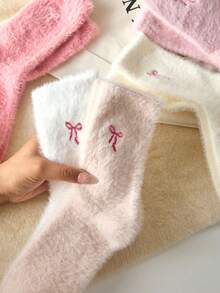 2/4 Paar weiße und rosa flauschige Schleifen Design Knöchelsocken für Frauen, warm und weich, geeignet für Herbst/Winter, Zufallsfarbe, Plüschsocken