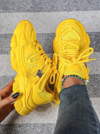 Zapatillas casuales con suela gruesa y tacón ancho en color amarillo, zapatos para caminar para hombres y mujeres, para fiestas de Navidad, con dijes desmontables que combinan mariposas y calaveras, adecuados para ir al trabajo, hacer ejercicio, viajar, con punta redonda, de corte bajo, multifuncionales, regalo para vacaciones, zapatillas de mujer para la temporada de vacaciones europeas y americanas.