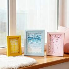 可爱波浪形相框墙饰，多种尺寸可选（12x16英寸/12x12英寸/8x10英寸/8x8英寸/6x8英寸/5x7英寸/4x6英寸）| 多色相框/墙饰 | 耐用防碎亚克力材质 | 家居装饰礼品 | 30x40厘米/30x30厘米/20x25厘米/20x20厘米/15.5x20.5厘米/12.8x18厘米/10x15厘米（随机相纸） - 彩色 - 查看 3