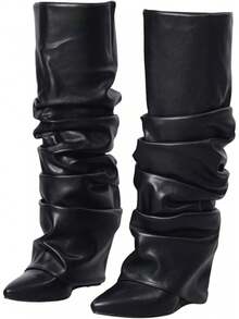 Botas altas casuales de mujer con cuña de tacón de cuero patentado, puntera puntiaguda y pantorrilla ancha, con pliegues y arrugas - Cuero sintético negro - Ver 2