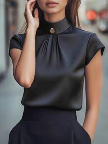 女士优雅漏斗领衬衫，饰有荷叶边和金色纽扣，短袖 - 黑色 - 查看 1