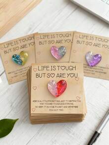 一张心形礼品卡兼贺卡，饱含爱意，搭配小饰品（或钥匙扣），是送给男士的创意贴心礼物。卡片采用口袋式设计，印有鼓励、安慰（或个性化）的祝福语，为您的礼物增添独特的个人心意。