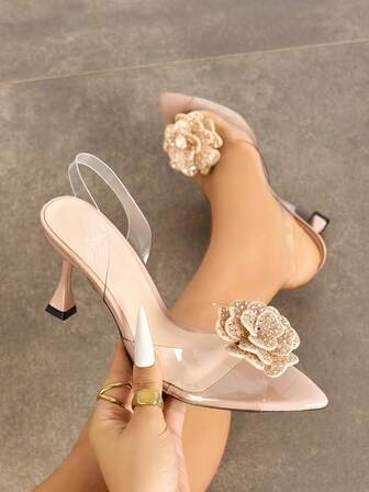Damklackade skor, lämpliga för vår-/sommarfester, utomhusevenemang, modetillfällen och banketter. Med elektropläterad kupa, spetsig tå, glänsande transparent PVC-glasmaterial, remdesign, prydd med charmiga blommönster och strass, mjukt spegelblankt tyg, sexigt transparent fotledsband, elegant och lyxig ljusrosa färg, mångsidiga för formella klänningar, cocktailpartyn och speciella tillfällen.