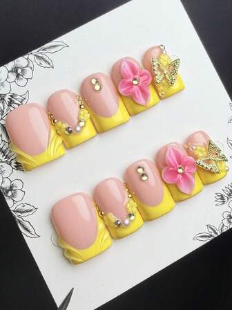 1 set med 10 stycken pressade naglar i Y2K-stil med heta naglar, korta fyrkantiga, handgjorda och bärbara naglar, med bara och gula nagelbitar designade med franska, snidade, vattendroppsliknande krusningar och stålkulelement. Kvinnor och flickor kan bära glansiga nagelbitar, lämpliga för vardagsbruk på fester och danser, inklusive en verktygslåda. (Observera att accessoarernas färger är slumpmässiga)