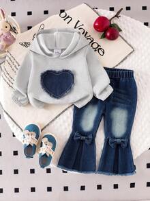 2 件套女婴时尚心形贴花连帽卫衣和双蝴蝶结褶皱喇叭裤套装